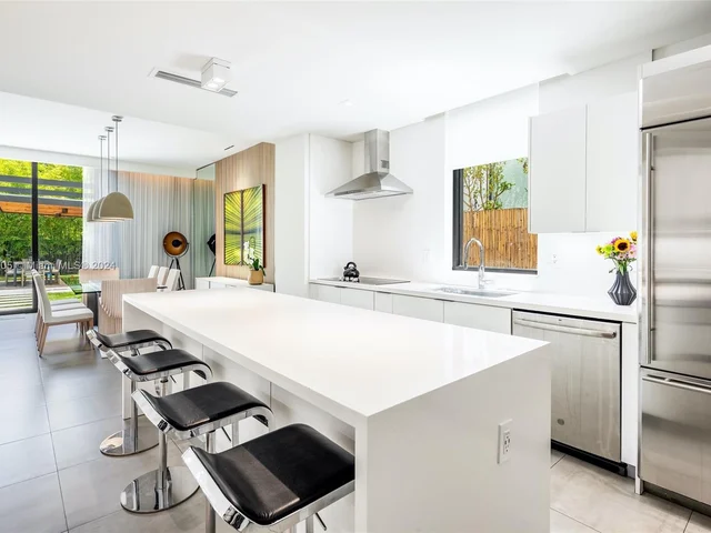 8641 Arboretum Ln, Miami FL 33138