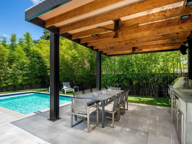 8641 Arboretum Ln, Miami FL 33138