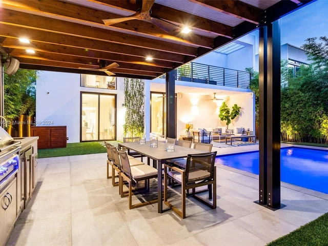 8641 Arboretum Ln, Miami FL 33138