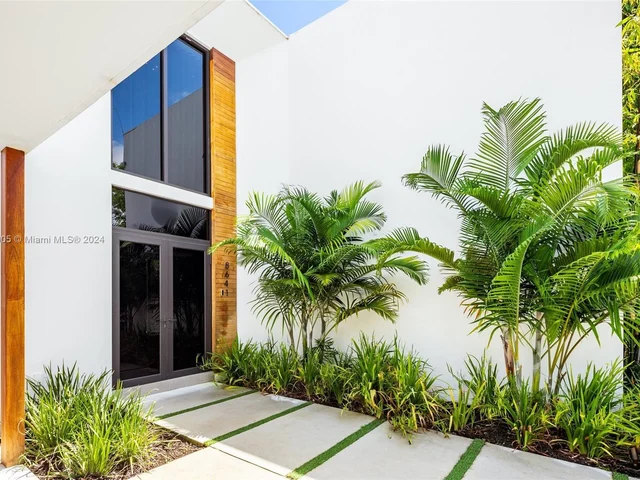 8641 Arboretum Ln, Miami FL 33138