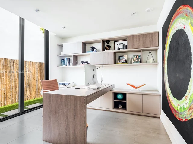 8641 Arboretum Ln, Miami FL 33138