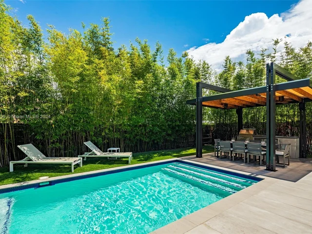 8641 Arboretum Ln, Miami FL 33138