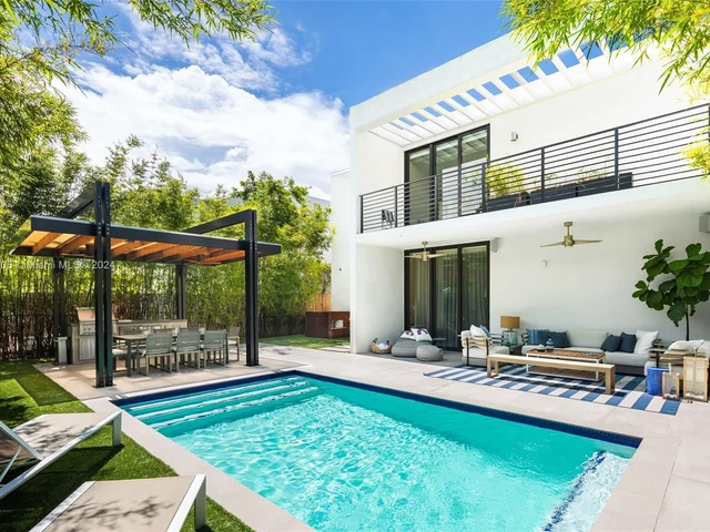 8641 Arboretum Ln, Miami FL 33138