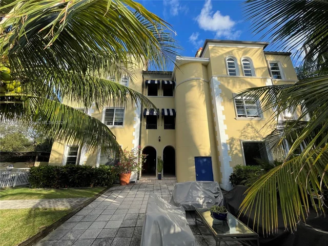 4812 Pine Tree Dr # 209, Miami Beach FL 33140