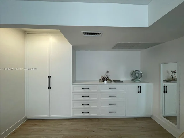 4812 Pine Tree Dr # 209, Miami Beach FL 33140