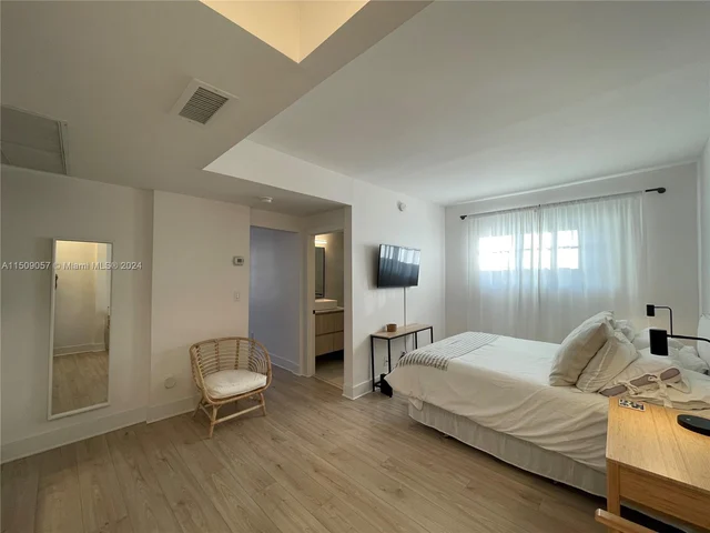 4812 Pine Tree Dr # 209, Miami Beach FL 33140