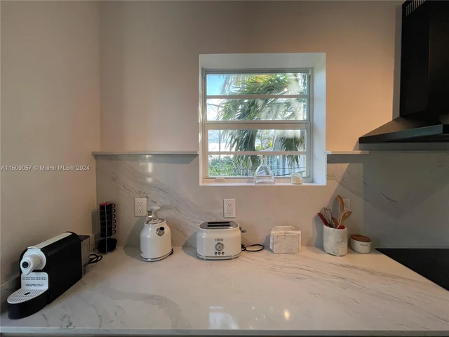4812 Pine Tree Dr # 209, Miami Beach FL 33140