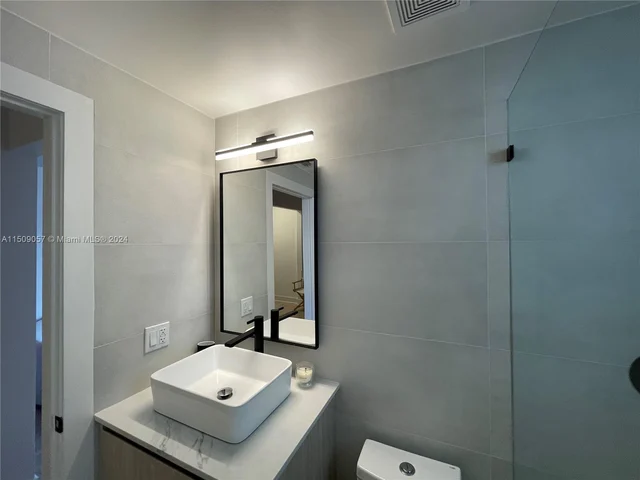 4812 Pine Tree Dr # 209, Miami Beach FL 33140