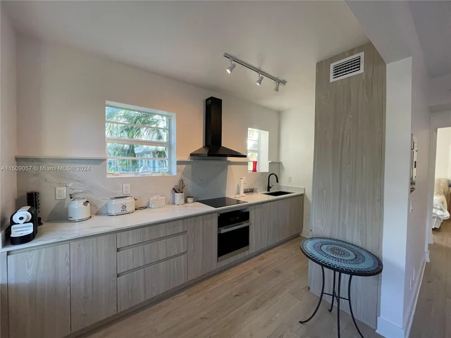 4812 Pine Tree Dr # 209, Miami Beach FL 33140