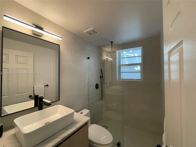 4812 Pine Tree Dr # 209, Miami Beach FL 33140