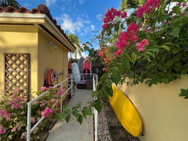 4812 Pine Tree Dr # 209, Miami Beach FL 33140