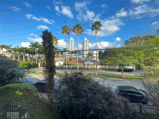 4812 Pine Tree Dr # 209, Miami Beach FL 33140