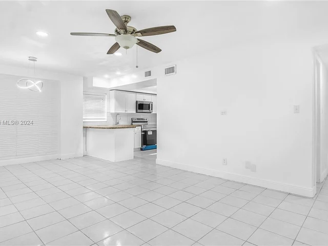 2 Meacham Ln, Tamarac FL 33319
