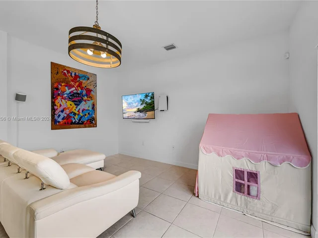 437 NW 204th St, Miami Gardens FL 33169