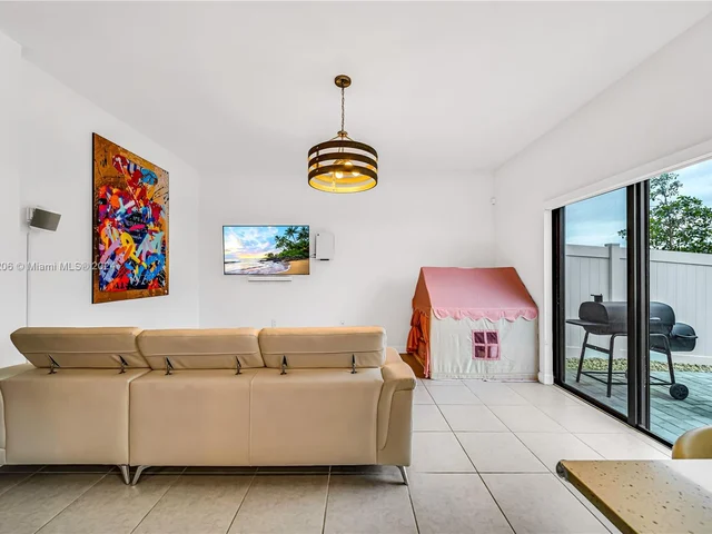 437 NW 204th St, Miami Gardens FL 33169