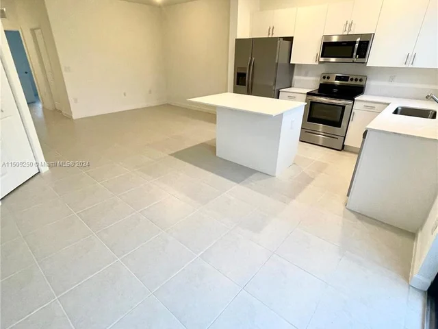 929 NE 211th St, Miami FL 33179