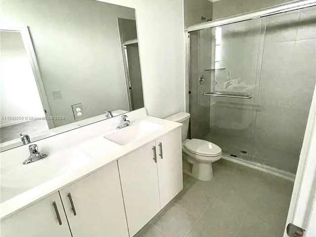 929 NE 211th St, Miami FL 33179