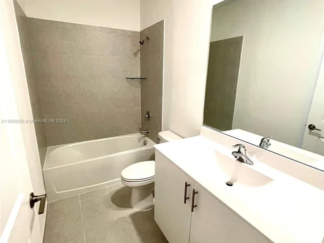 929 NE 211th St, Miami FL 33179