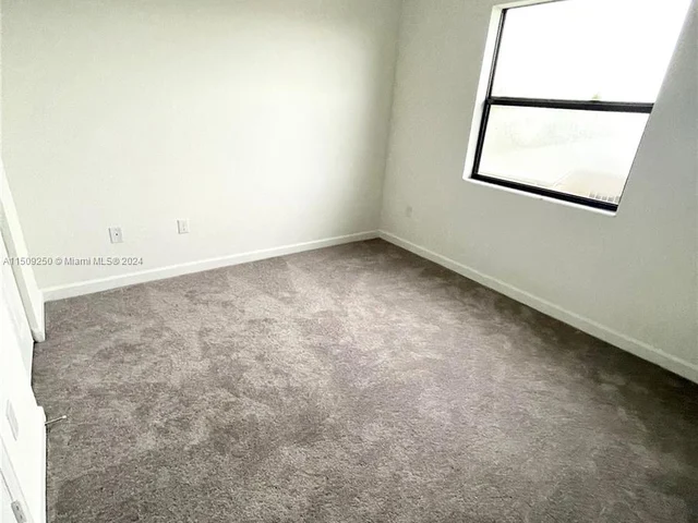 929 NE 211th St, Miami FL 33179