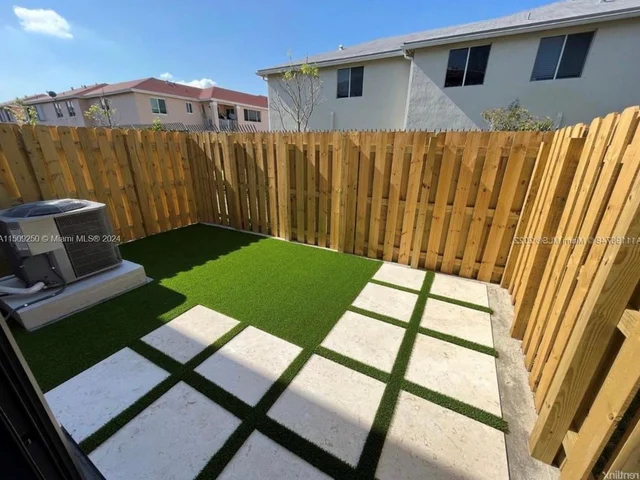 929 NE 211th St, Miami FL 33179