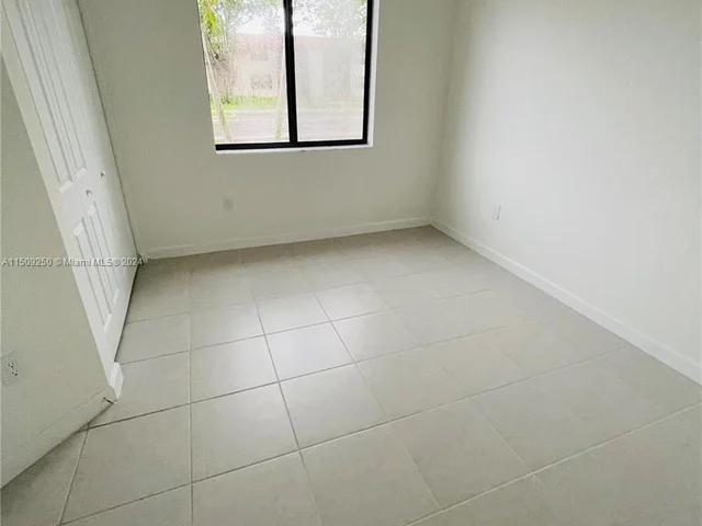 929 NE 211th St, Miami FL 33179