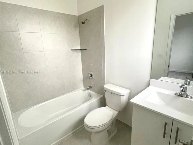 929 NE 211th St, Miami FL 33179