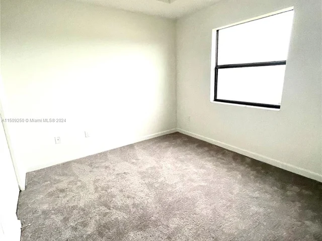 929 NE 211th St, Miami FL 33179