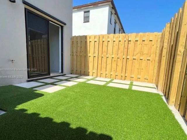 929 NE 211th St, Miami FL 33179