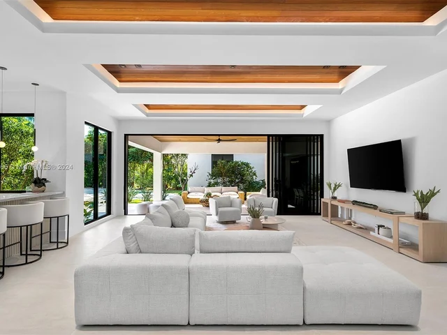 5996 SW 102nd St, Pinecrest FL 33156