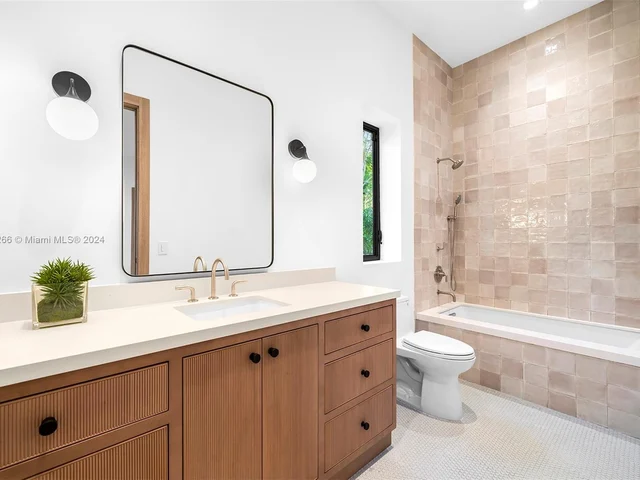 5996 SW 102nd St, Pinecrest FL 33156