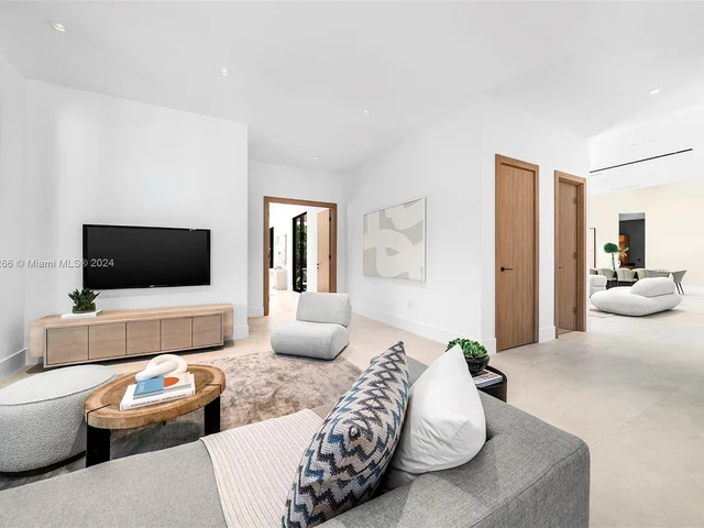 5996 SW 102nd St, Pinecrest FL 33156