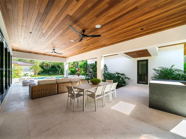 5996 SW 102nd St, Pinecrest FL 33156