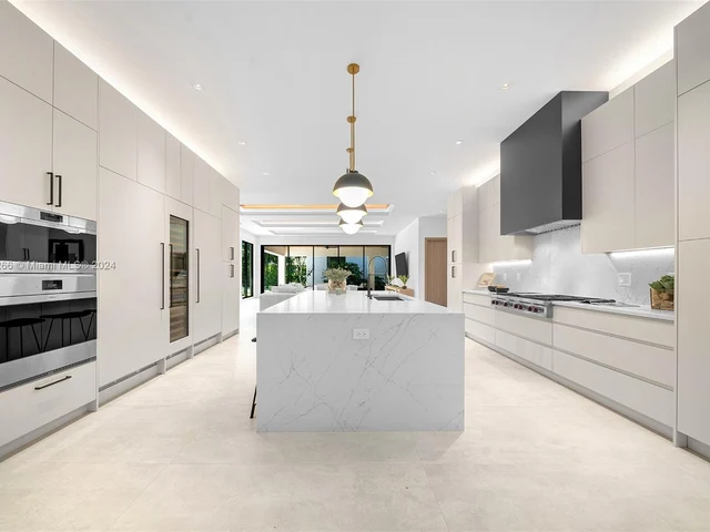 5996 SW 102nd St, Pinecrest FL 33156