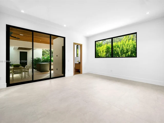 5996 SW 102nd St, Pinecrest FL 33156