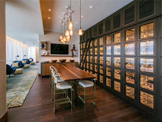 18501 Collins Ave, Sunny Isles Beach FL 33160