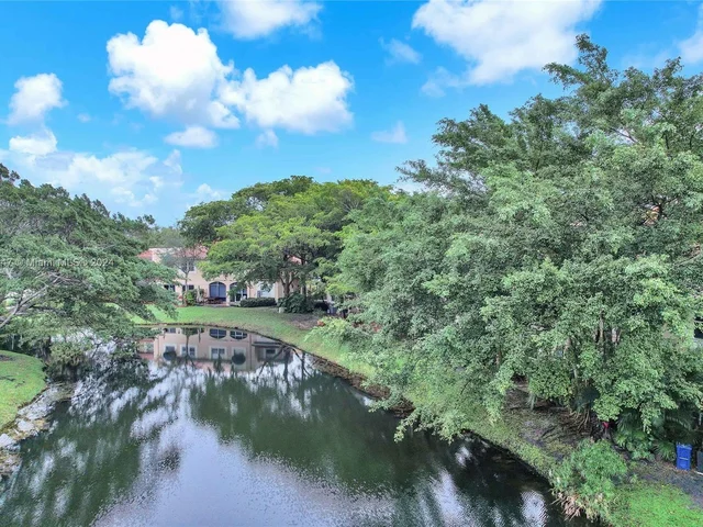 549 Racquet Club Rd # 31, Weston FL 33326