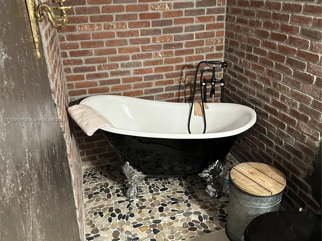 1000 Parkview Dr # 1025, Hallandale Beach FL 33009