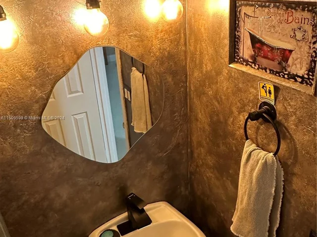 1000 Parkview Dr # 1025, Hallandale Beach FL 33009