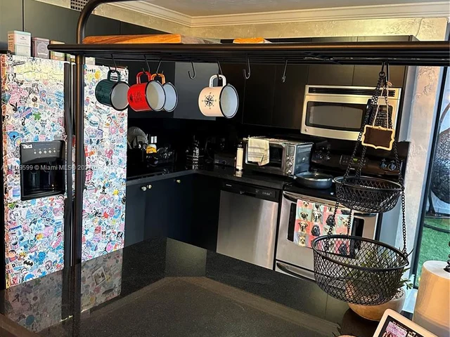 1000 Parkview Dr # 1025, Hallandale Beach FL 33009