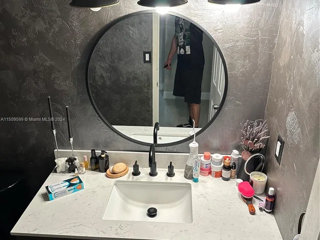 1000 Parkview Dr # 1025, Hallandale Beach FL 33009