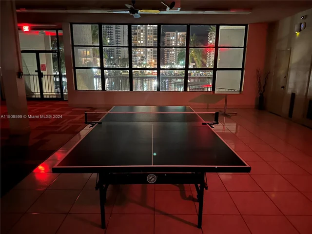 1000 Parkview Dr # 1025, Hallandale Beach FL 33009