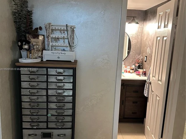 1000 Parkview Dr # 1025, Hallandale Beach FL 33009