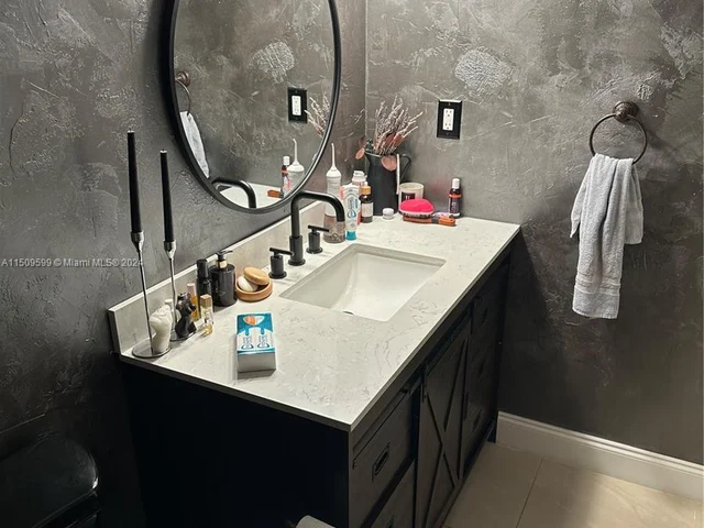 1000 Parkview Dr # 1025, Hallandale Beach FL 33009