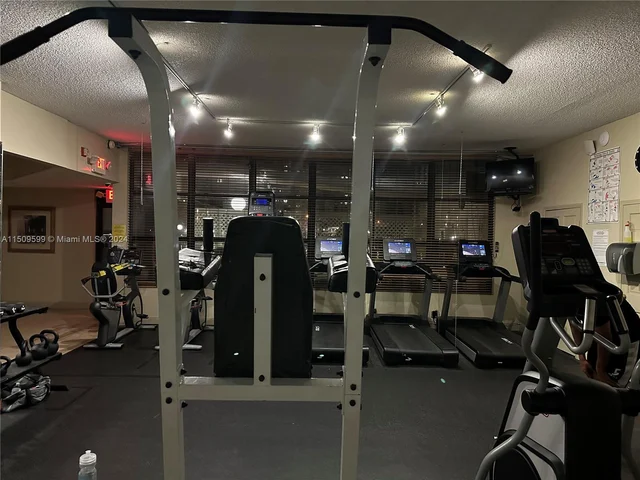 1000 Parkview Dr # 1025, Hallandale Beach FL 33009