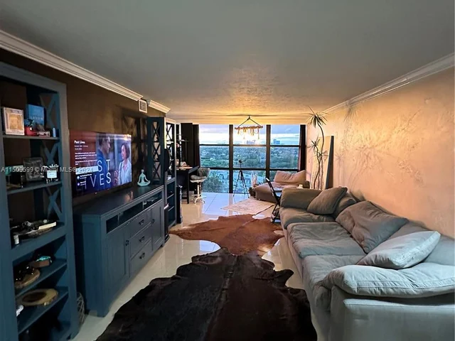 1000 Parkview Dr # 1025, Hallandale Beach FL 33009