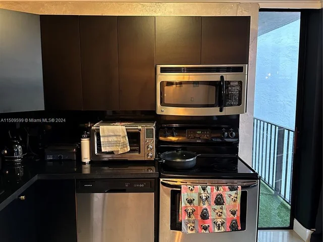 1000 Parkview Dr # 1025, Hallandale Beach FL 33009