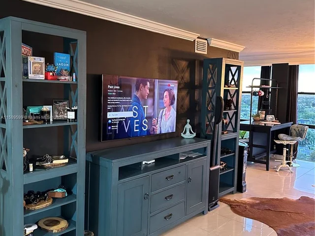 1000 Parkview Dr # 1025, Hallandale Beach FL 33009