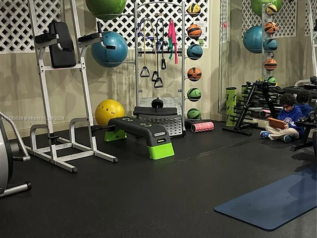 1000 Parkview Dr # 1025, Hallandale Beach FL 33009