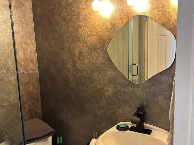 1000 Parkview Dr # 1025, Hallandale Beach FL 33009