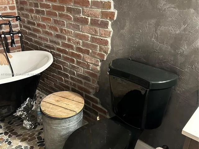 1000 Parkview Dr # 1025, Hallandale Beach FL 33009